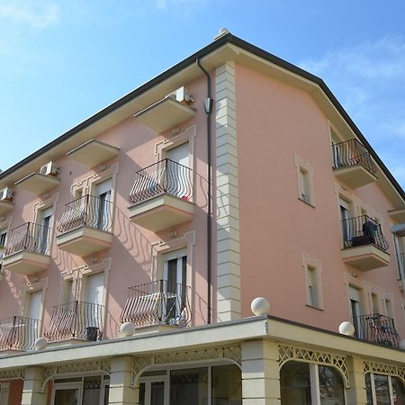 Residence Uno Studio&Suites Rimini Exterior foto